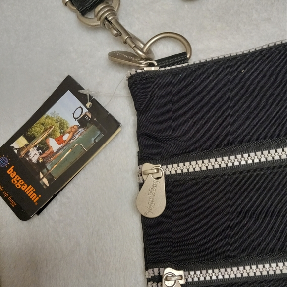 Baggallini NWT 3 Zipper Crossbody Bag - Picture 2 of 5